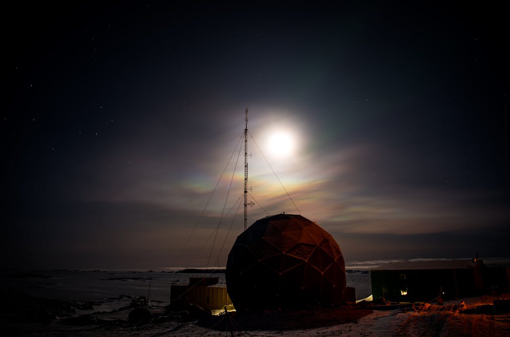 a discussion about ozone layer The ozone layer is a concentration of ozone molecules in the stratosphere about 90% of the planet’s ozone is in the ozone layer the layer of the earth’s atmosphere that surrounds us is called the troposphere. a discussion about ozone layer The ozone layer is a concentration of ozone molecules in the stratosphere about 90% of the planet’s ozone is in the ozone layer the layer of the earth’s atmosphere that surrounds us is called the troposphere.